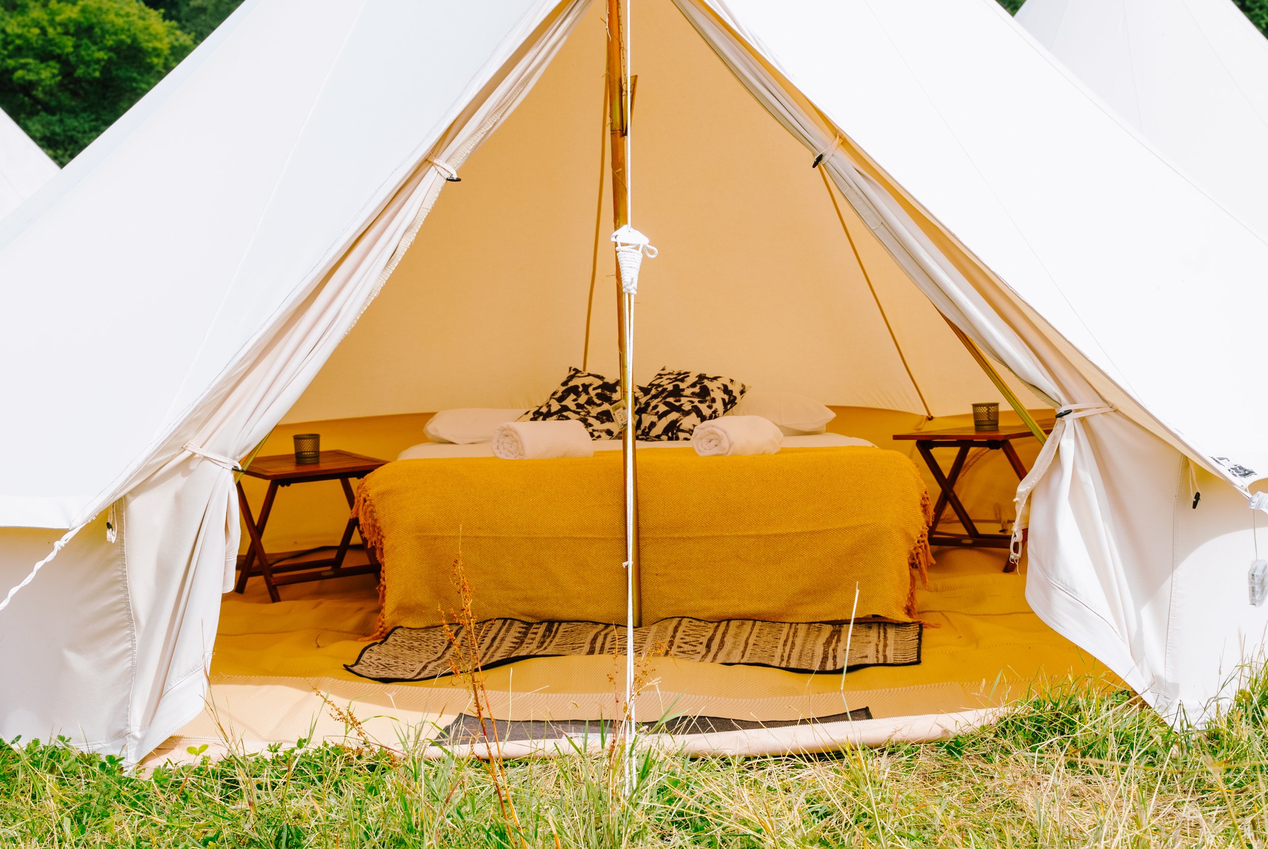 belltent-605afj-1.jpg Fifty Fest glamping: Luxury Bell Tent camping — The Canvas Co - Afbeelding 1