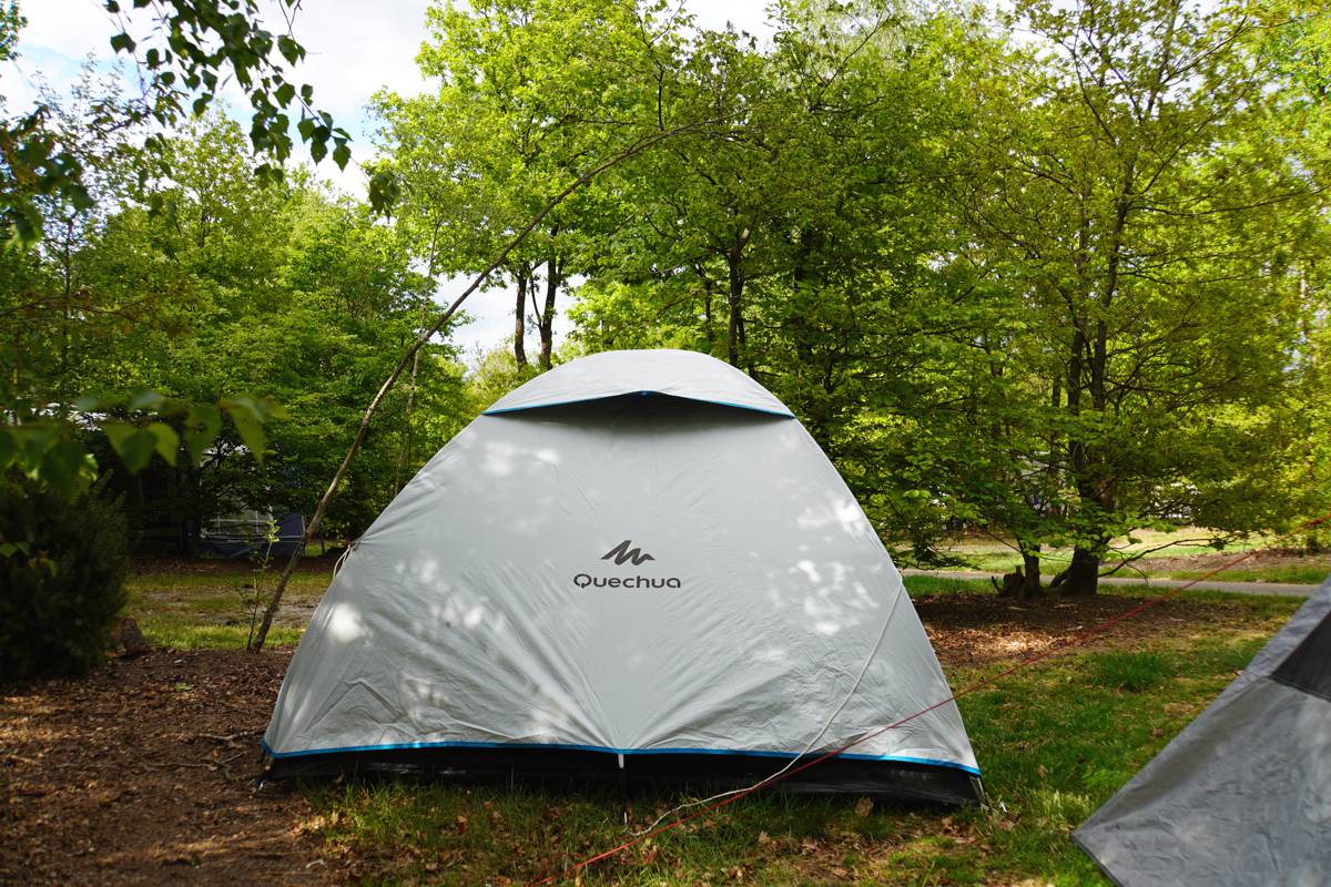 black-fresh-tent-700pfj-1.jpg Quechua Black and Fresh tent | Perfect voor kamperen of een festival - Afbeelding 1