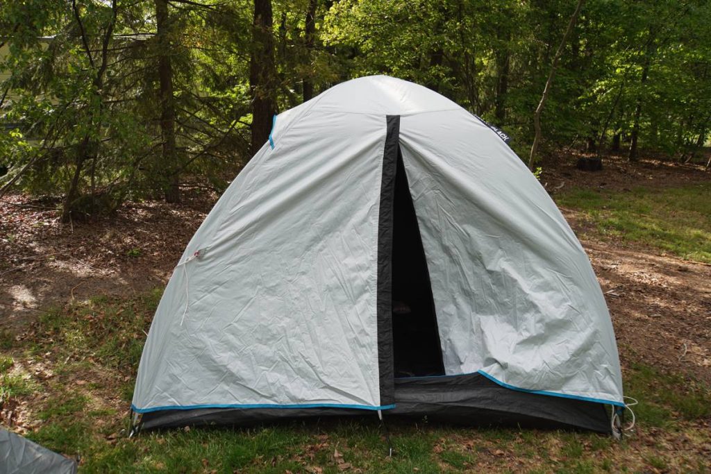 black-fresh-tent-847opr-1.jpg Quechua Black and Fresh tent | Perfect voor kamperen of een festival - Afbeelding 1