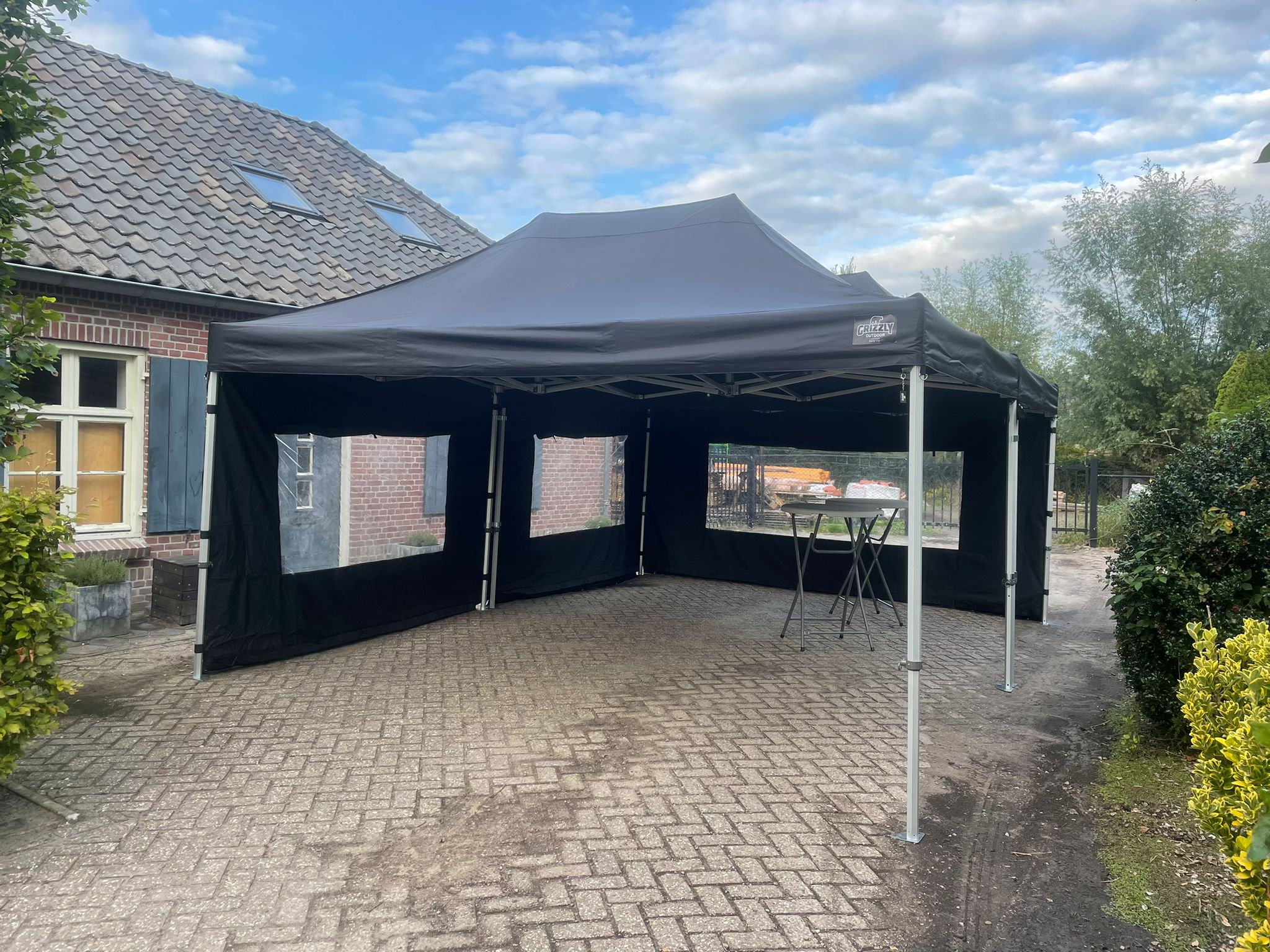 easyup-tent-586dvi-1.jpg Easy up partytent 4,5 x 6 huren in Eindhoven bij Jarno Verhuur. Reserveer - Afbeelding 1