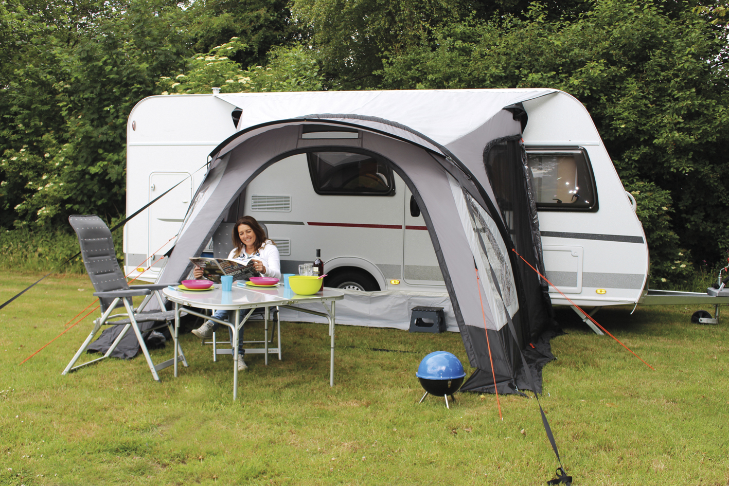 opblaasbare-voortent-caravan-573axy-1.jpg Eurotrail Genua Air opblaasbare voortent Antraciet / Zilvergrijs Trailstore - Afbeelding 1