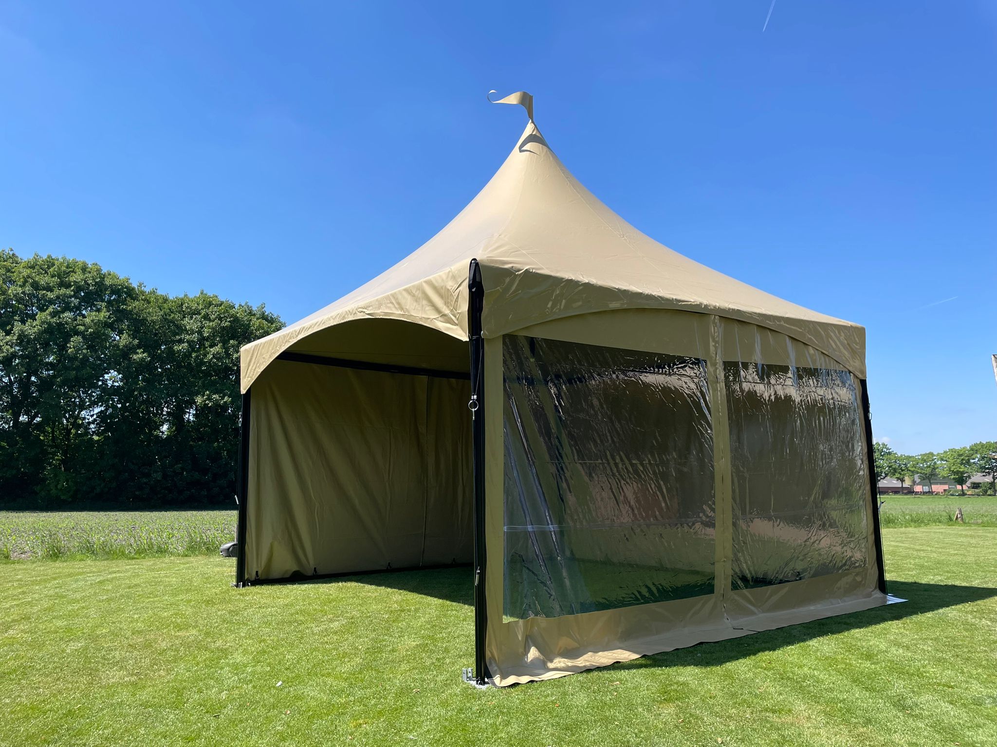 pagodetent-283xcl-1.jpg Pagodetent Zandkleur 5 x 5 meter, voor party, verhuur en catering Verbakel Party & More - Afbeelding 1