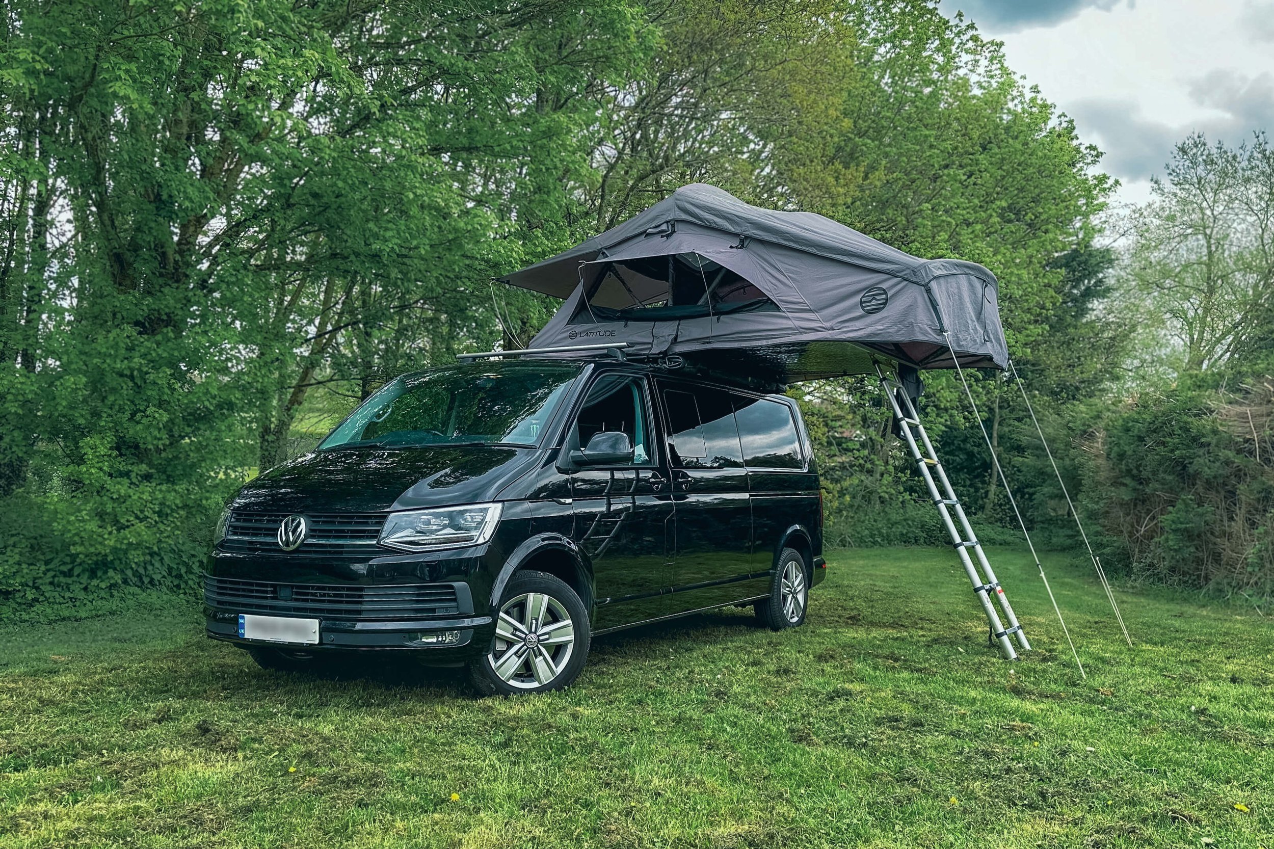 rooftent-358eyv-1.jpg Latitude Pioneer XL 4 Person Rooftop Tent — Latitude Tents - Afbeelding 1