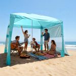 VEVOR strandcabana, 2,4 x 2,4 m strandtent met zijwanden, UPF 50+ zonbescherming, strandpaviljoen met zandzakken, in hoogte verstelbaar en draagbaar ...